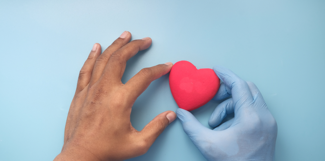 Healthcare practitionar holding a heart