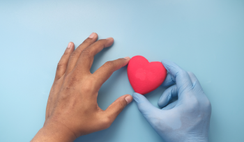 Healthcare practitionar holding a heart