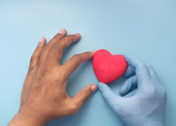 Healthcare practitionar holding a heart